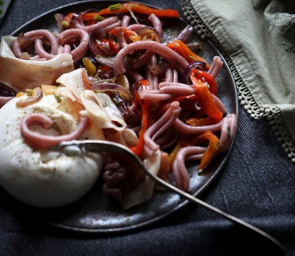 Zdravi recepti Casarecce s paprikom, pršutom i burratom Zdravi recepti Casarecce s paprikom, pršutom i burratom