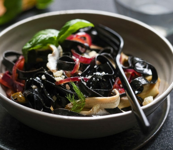 Zdravi recepti Tagliatelle s crnilom sipe s inćunima, komoračem Zdravi recepti Tagliatelle s crnilom sipe s inćunima, komoračem